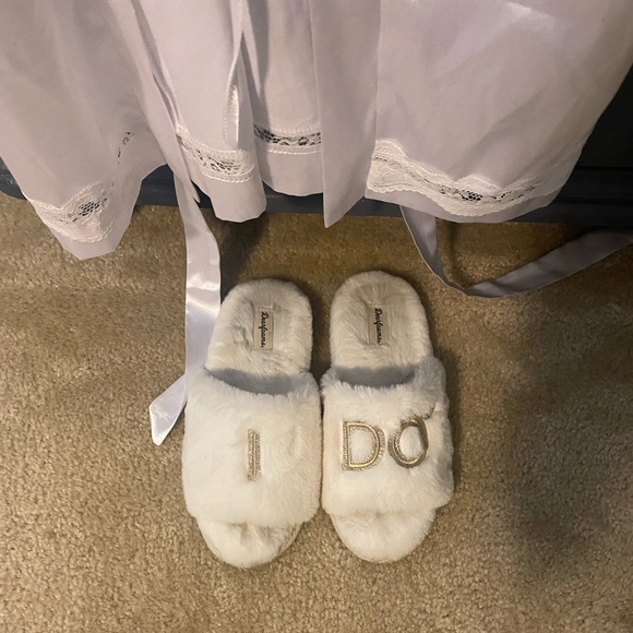 Bride robe with lace trim and slippers - Picture 5 of 5